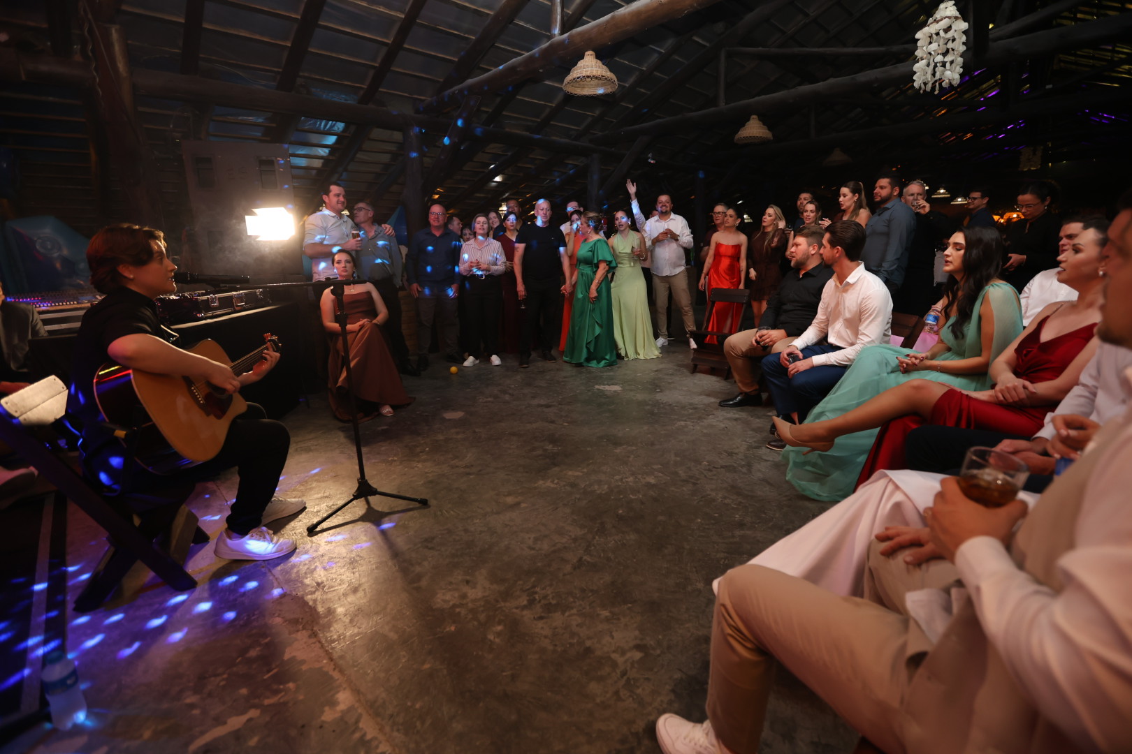 Momento Boteco: Nadia tocando violão em roda com os convidados