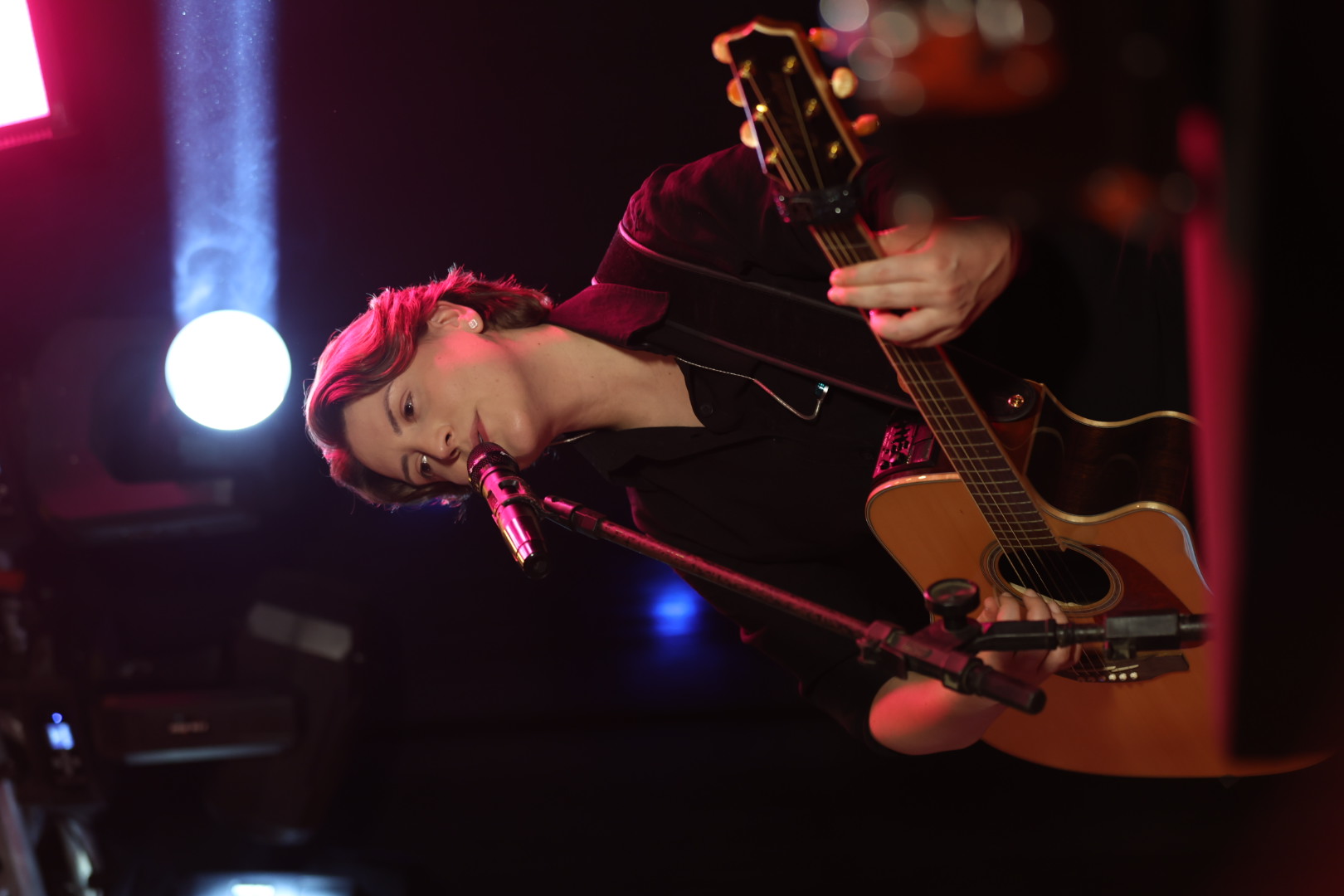 Nadia Menegazzi cantando com violão