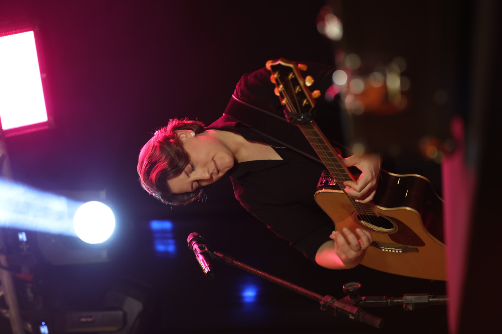 Nadia tocando violão